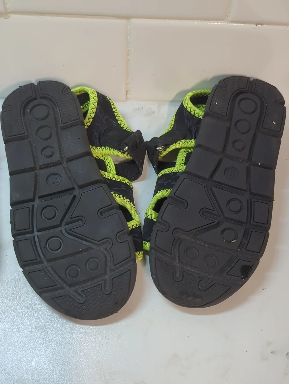 4 PAIRS WATER SHOES